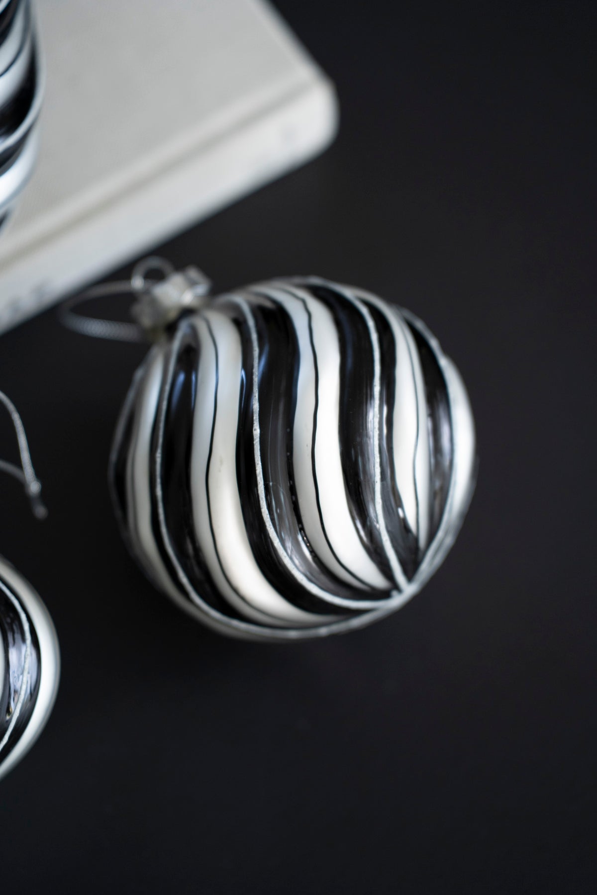 Handbemalte Weihnachtskugeln aus Glas, Schwarz-Weiß-Silber, 3er-Set