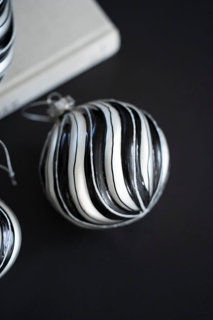 Handbemalte Weihnachtskugeln aus Glas, Schwarz-Weiß-Silber, 3er-Set