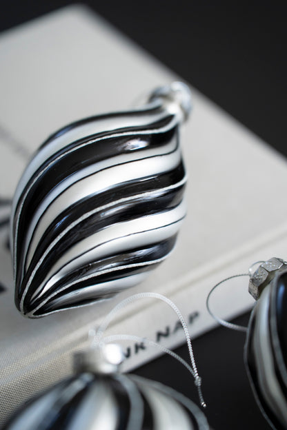 Handbemalte Weihnachtskugeln aus Glas, Schwarz-Weiß-Silber, 3er-Set