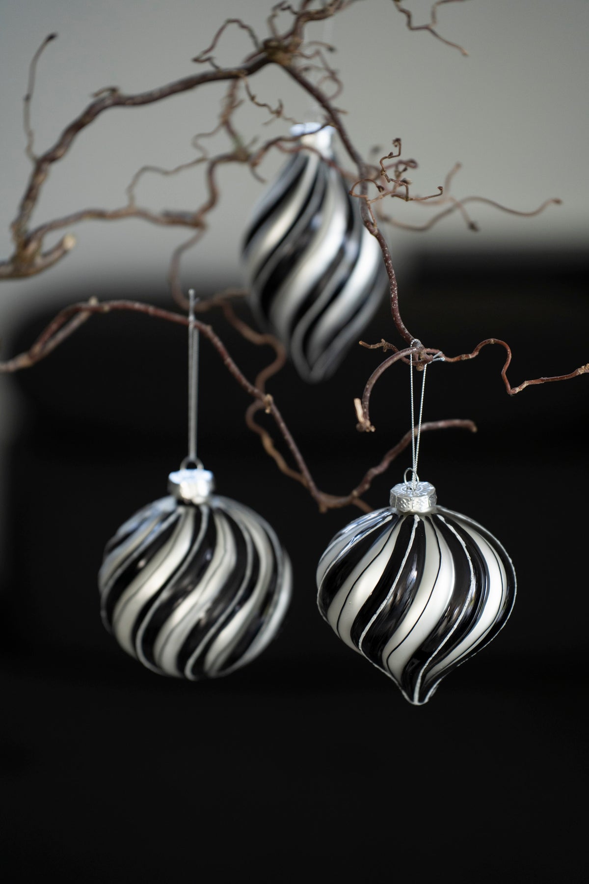 Handbemalte Weihnachtskugeln aus Glas, Schwarz-Weiß-Silber, 3er-Set