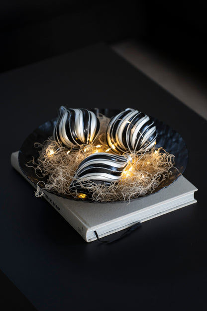 Handbemalte Weihnachtskugeln aus Glas, Schwarz-Weiß-Silber, 3er-Set