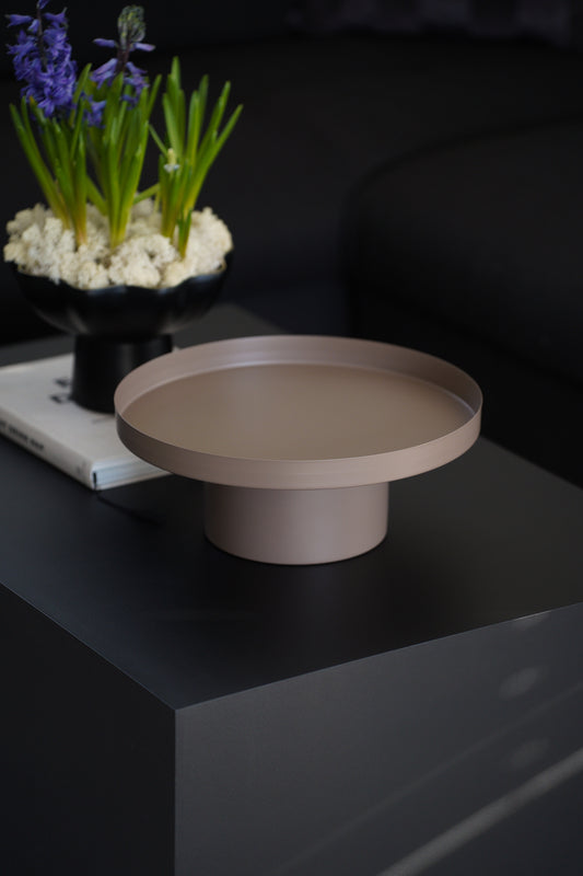 Rundes Dekotablett aus Metall in Beige mit erhöhtem Standfuß