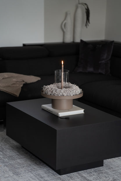 Rundes Dekotablett aus Metall in Beige mit erhöhtem Standfuß - Dekobeispiel mit weißem Kranz und Windlicht aus Entfernung