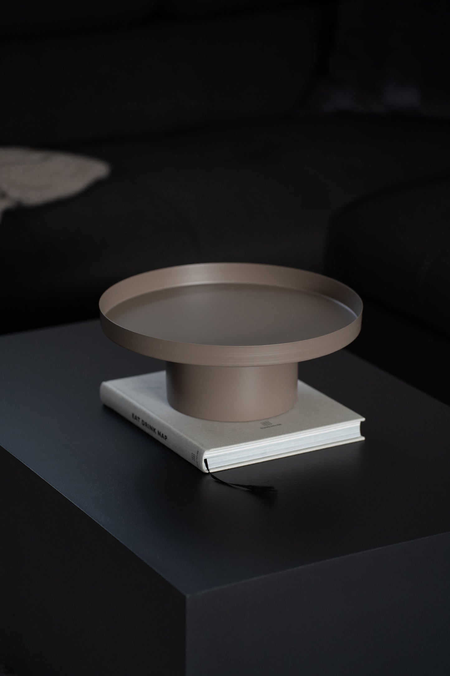 Rundes Dekotablett aus Metall in Beige mit erhöhtem Standfuß