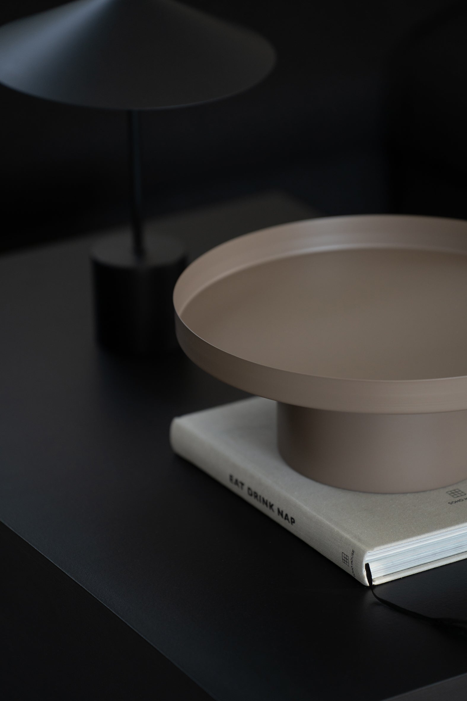 Rundes Dekotablett aus Metall in Beige mit erhöhtem Standfuß