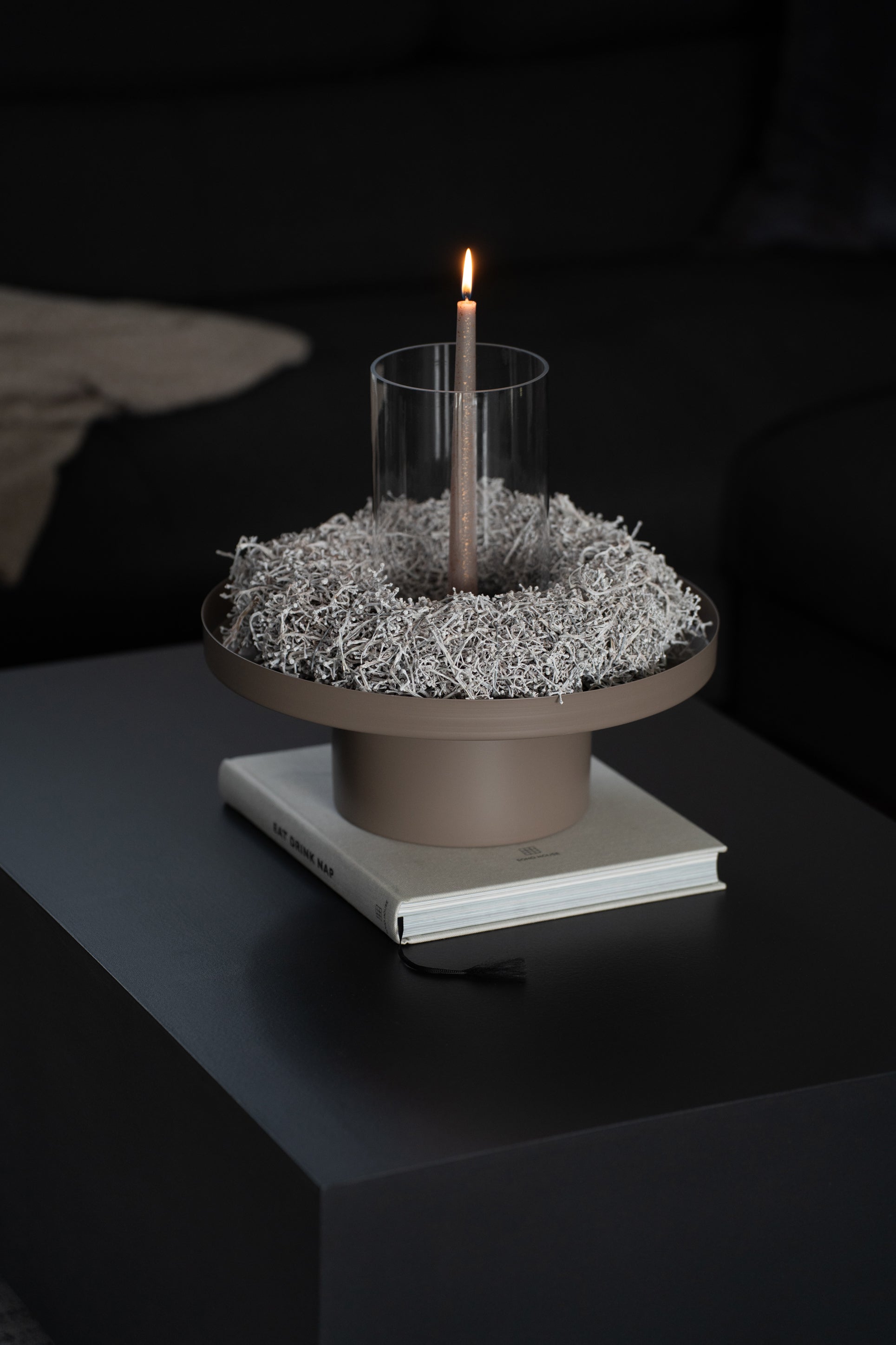 Rundes Dekotablett aus Metall in Beige mit erhöhtem Standfuß - Dekobeispiel mit weißem Kranz und Windlicht