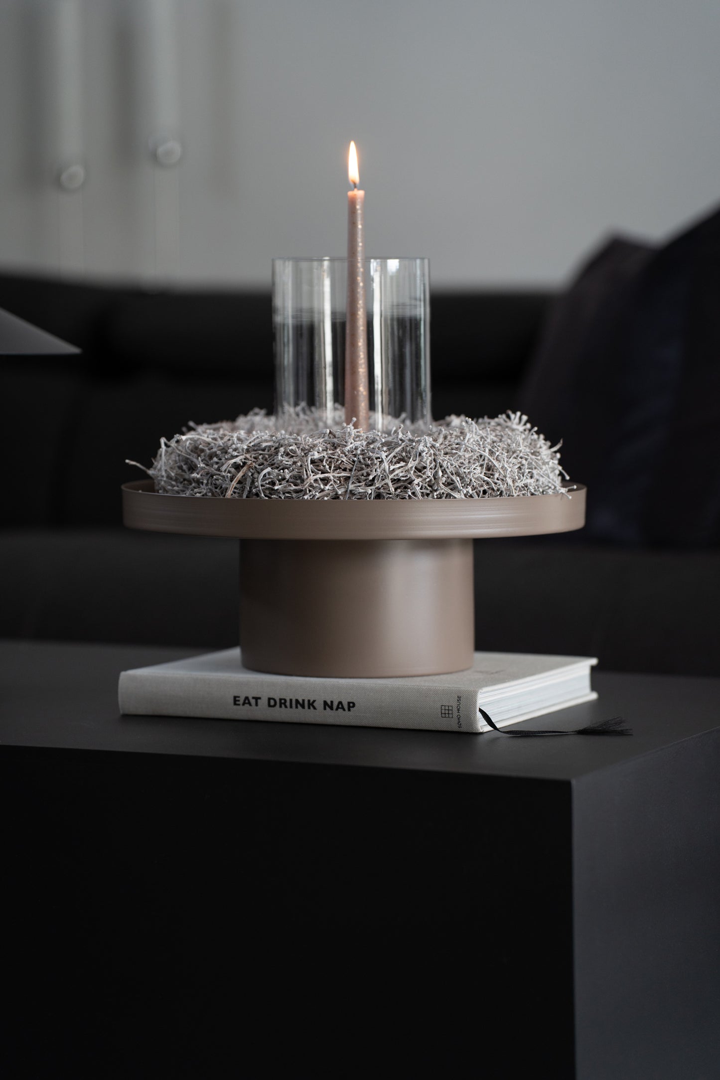 Rundes Dekotablett aus Metall in Beige mit erhöhtem Standfuß - Dekobeispiel mit weißem Kranz und Windlicht aus Frontalansi