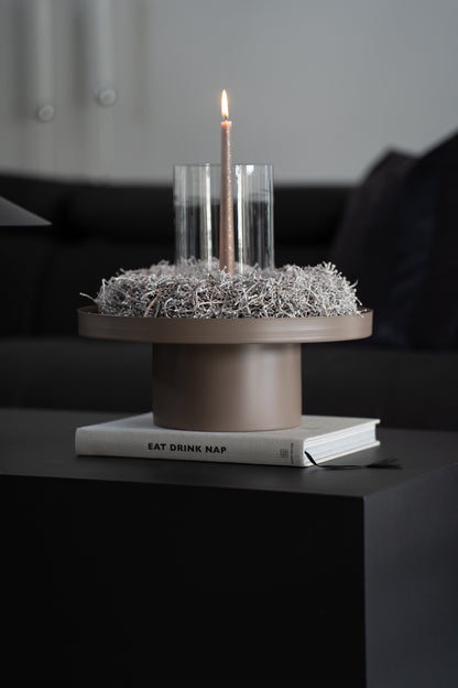 Rundes Dekotablett aus Metall in Beige mit erhöhtem Standfuß - Dekobeispiel mit weißem Kranz und Windlicht aus Frontalansi
