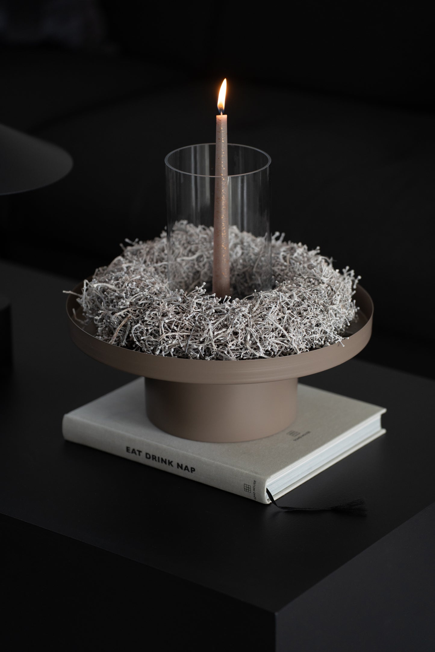 Rundes Dekotablett aus Metall in Beige mit erhöhtem Standfuß - Dekobeispiel mit weißem Kranz und Windlicht