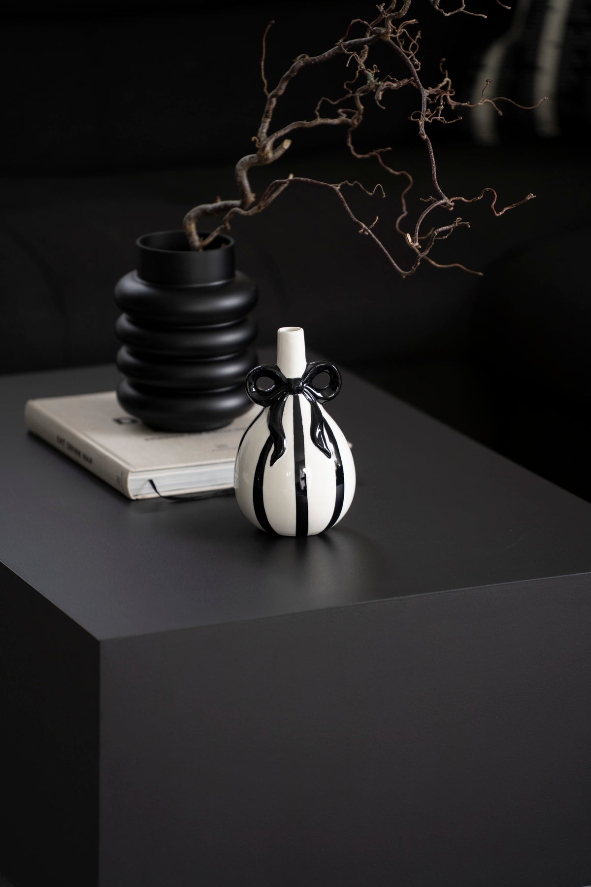 Keramikvase mit Schleifen- und Streifendesign, Schwarz-Weiß