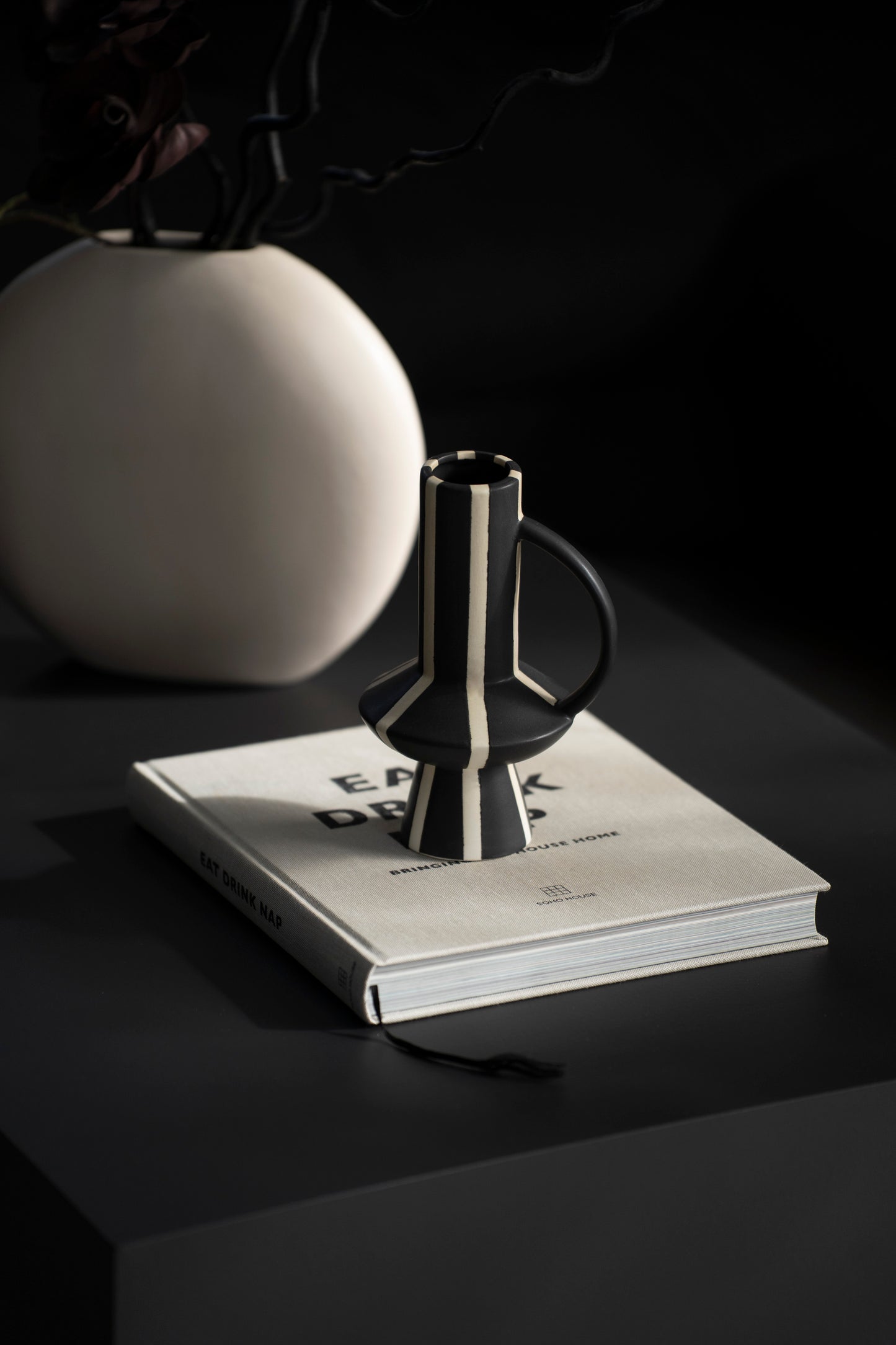 Keramikvase schwarz gestreift – Design Vase mit Henkel modern