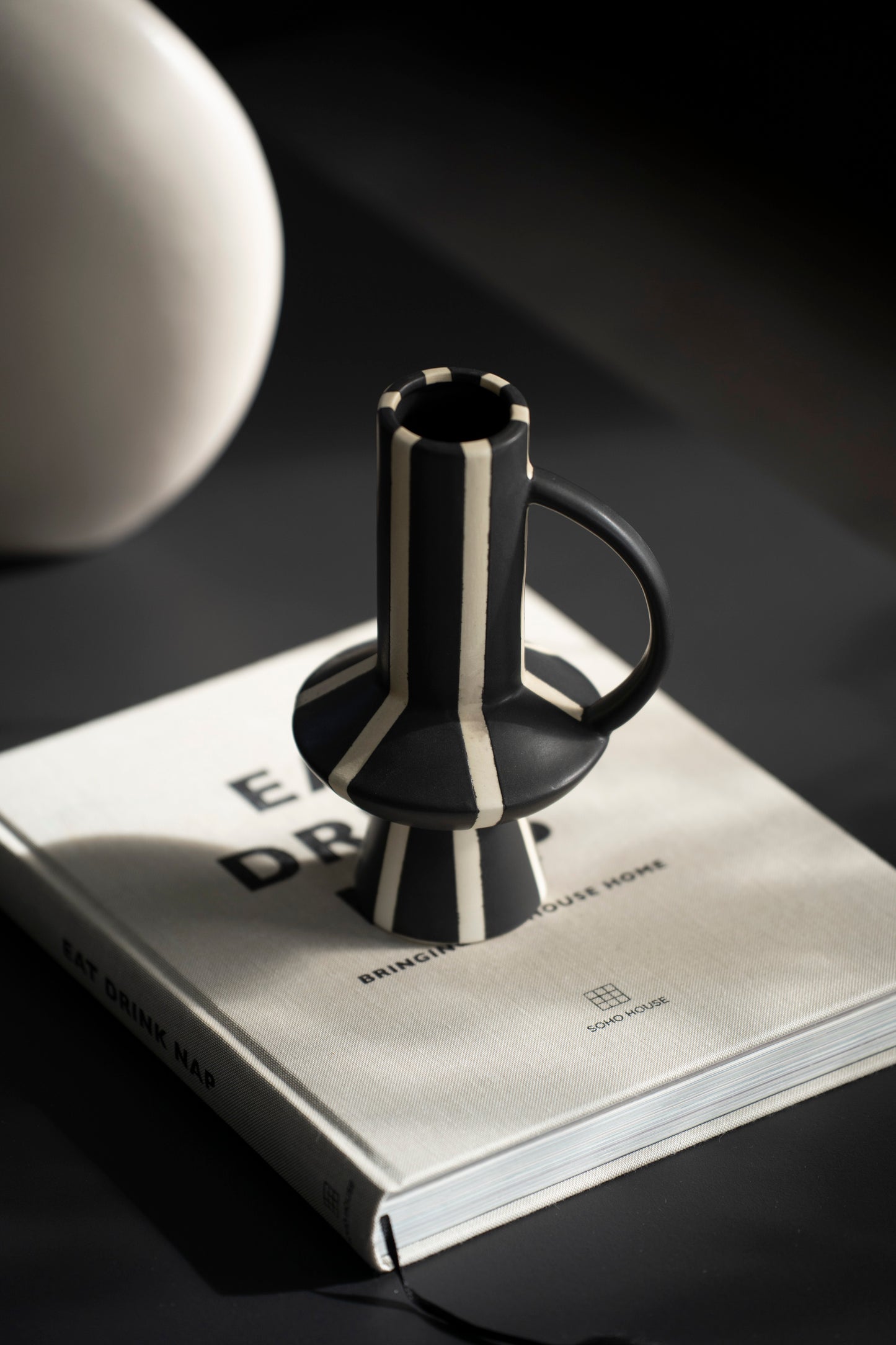 Keramikvase schwarz gestreift – Design Vase mit Henkel modern