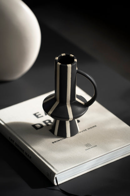 Keramikvase schwarz gestreift – Design Vase mit Henkel modern