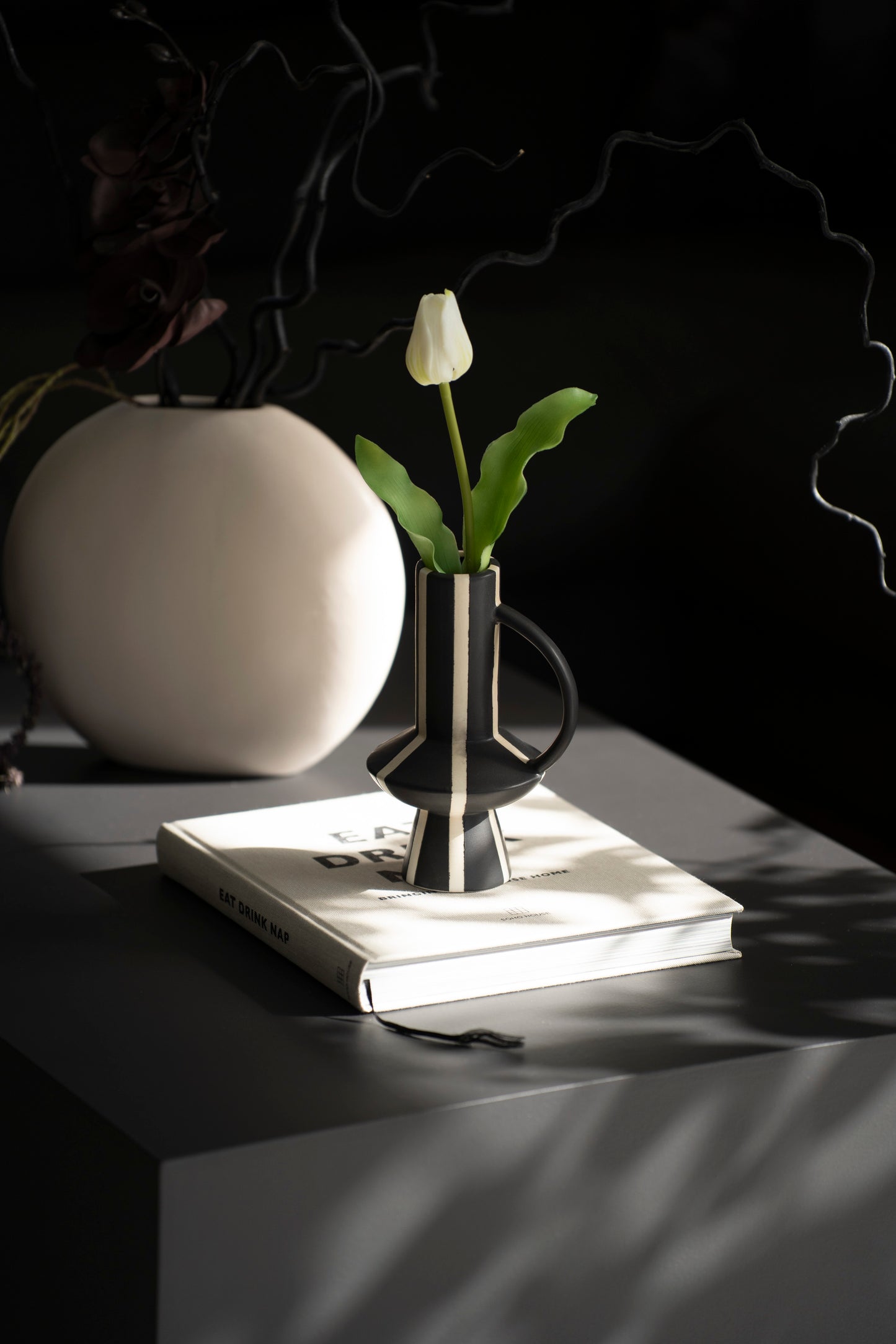 Keramikvase schwarz gestreift – Design Vase mit Henkel modern