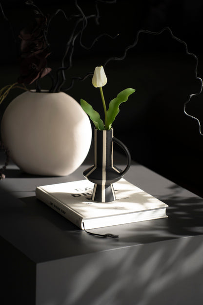 Keramikvase schwarz gestreift – Design Vase mit Henkel modern