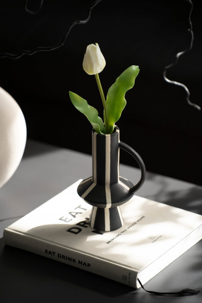Keramikvase schwarz gestreift – Design Vase mit Henkel modern