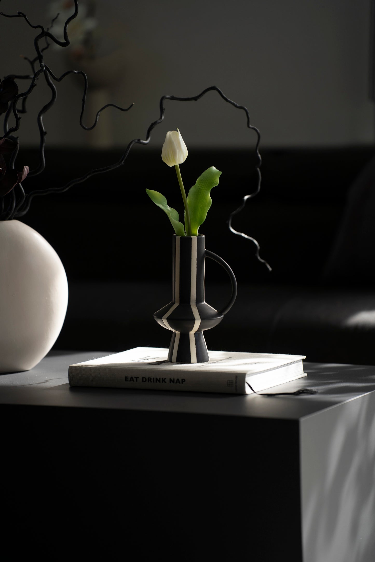 Keramikvase schwarz gestreift – Design Vase mit Henkel modern