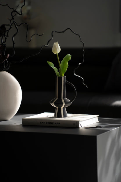 Keramikvase schwarz gestreift – Design Vase mit Henkel modern
