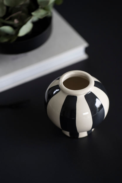 Kompakte Design-Vase mit Streifen – modern & stilvoll