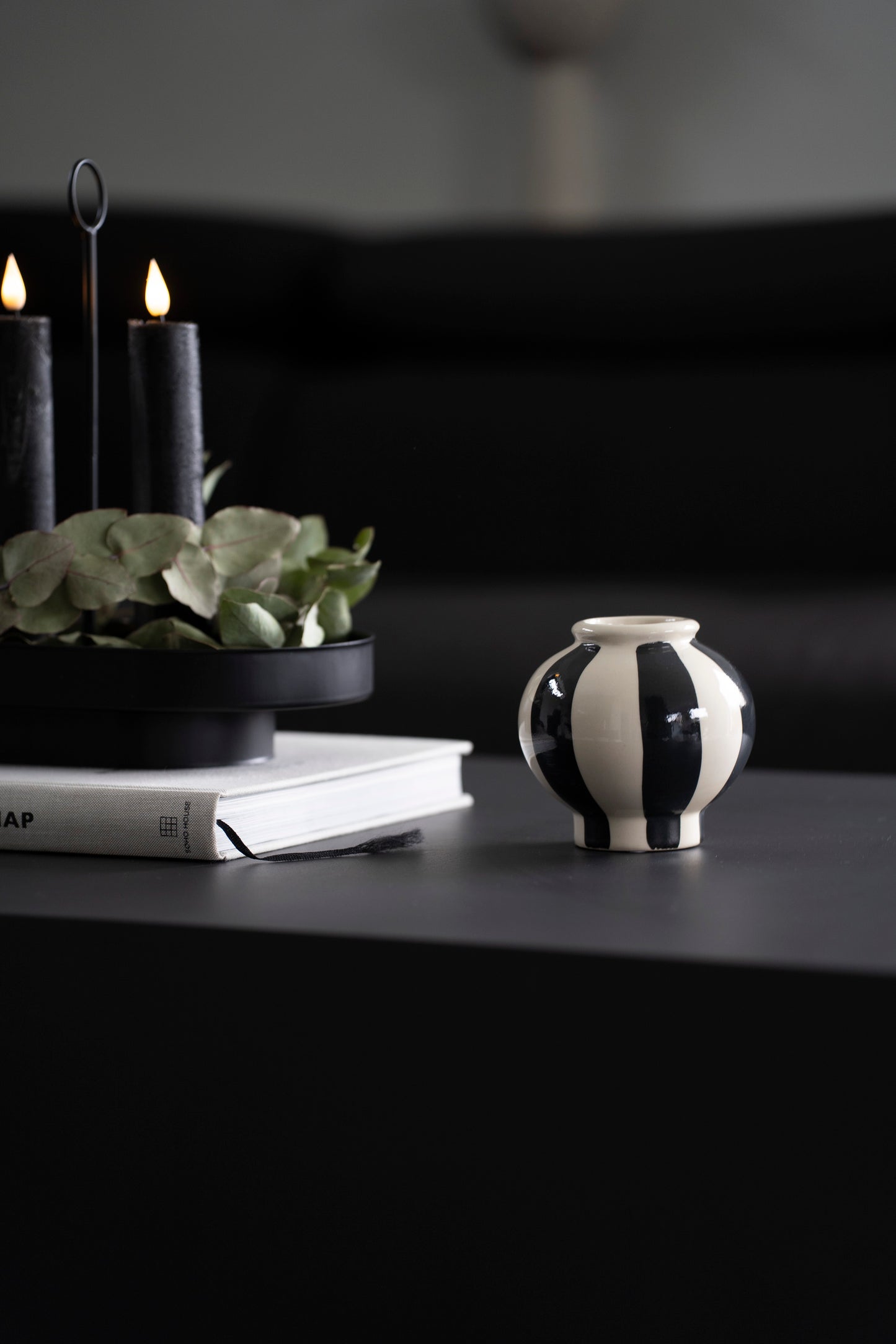 Kompakte Design-Vase mit Streifen – modern & stilvoll