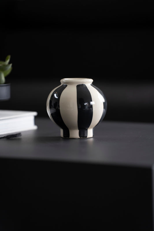 Kompakte Design-Vase mit Streifen – modern & stilvoll