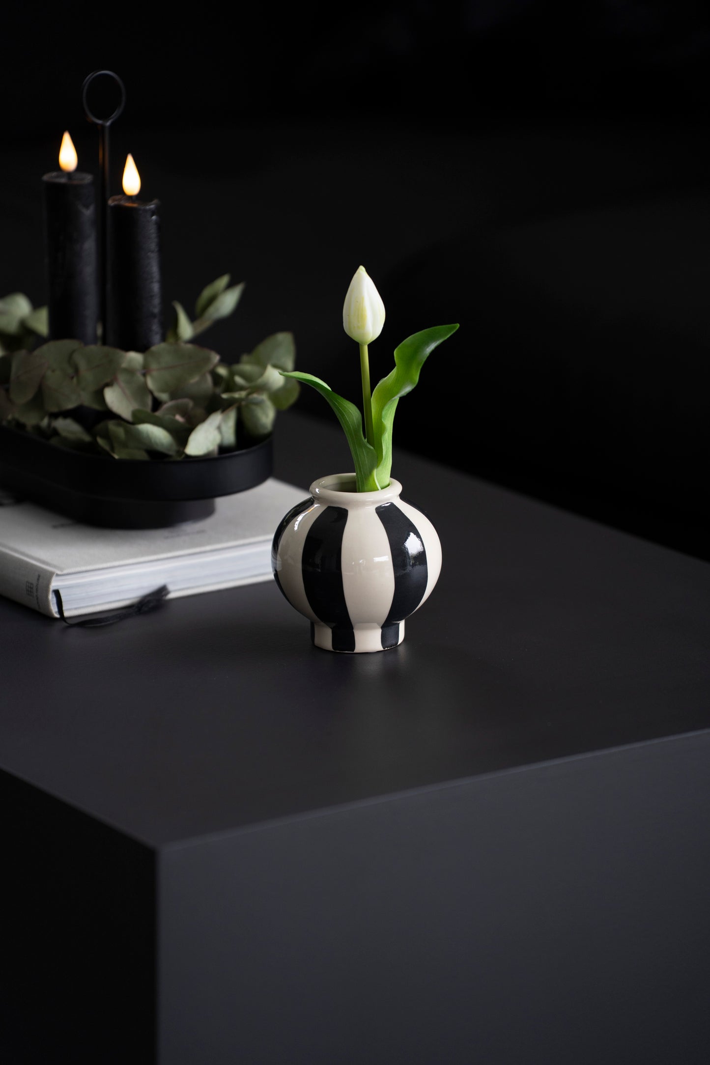 Kompakte Design-Vase mit Streifen – modern & stilvoll