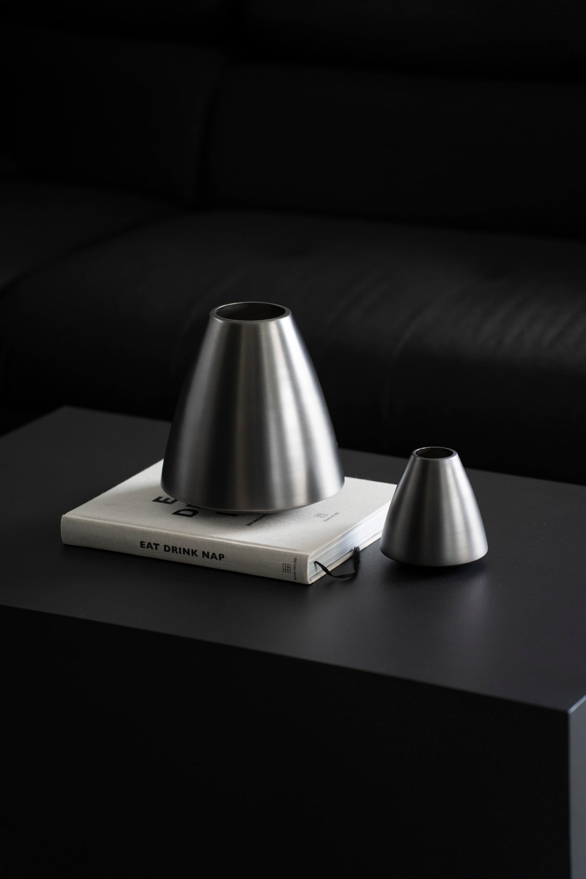 Konische Vase aus mattem Edelstahl, Anthrazit
