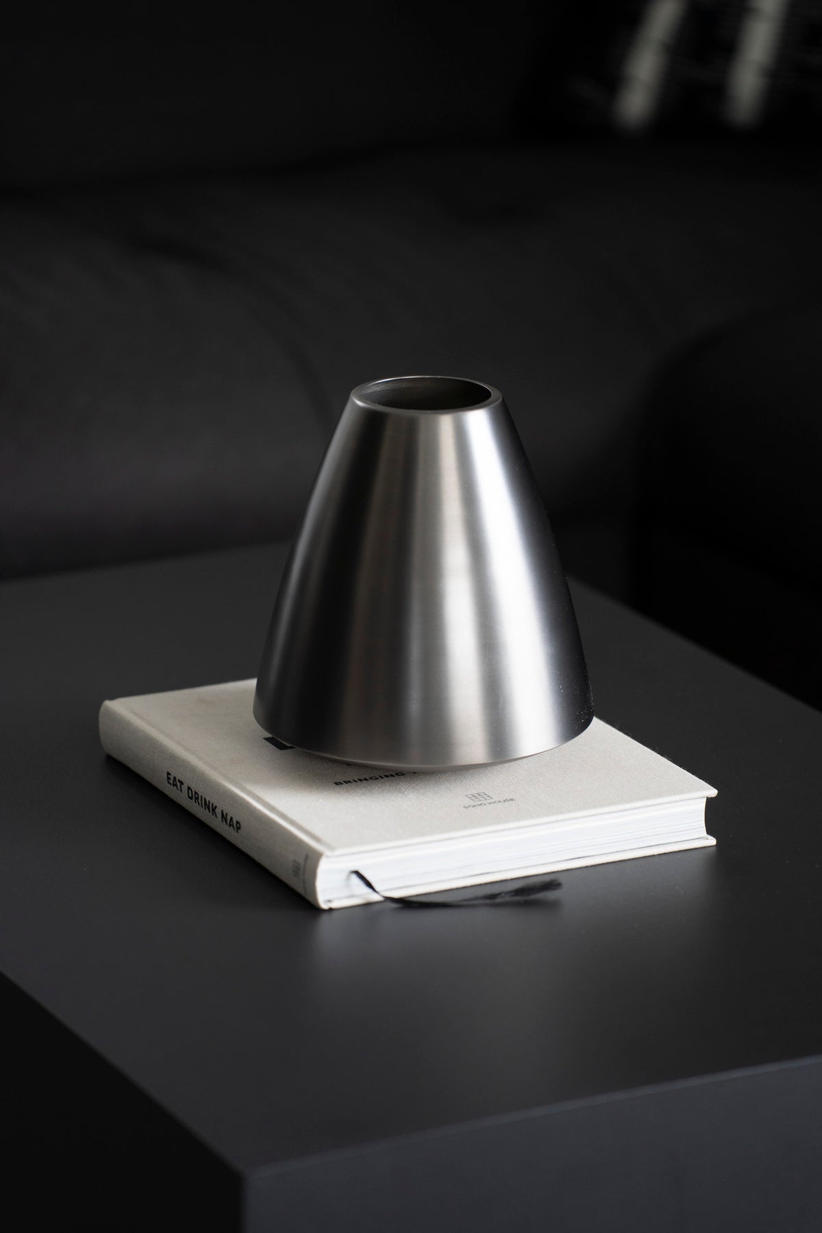 Konische Vase aus mattem Edelstahl, Anthrazit