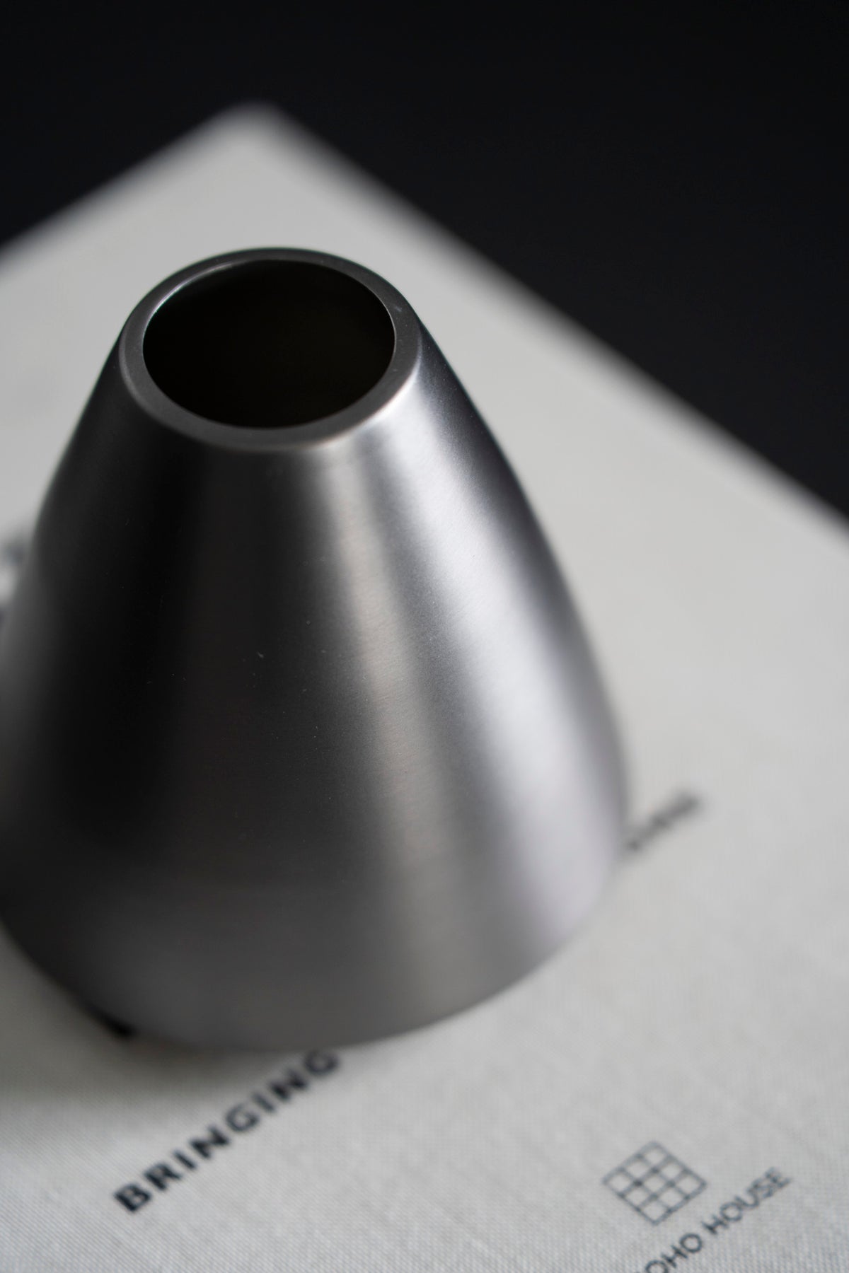 Konische Vase aus mattem Edelstahl, Anthrazit
