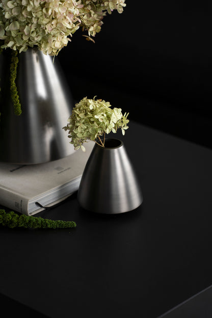 Konische Vase aus mattem Edelstahl, Anthrazit