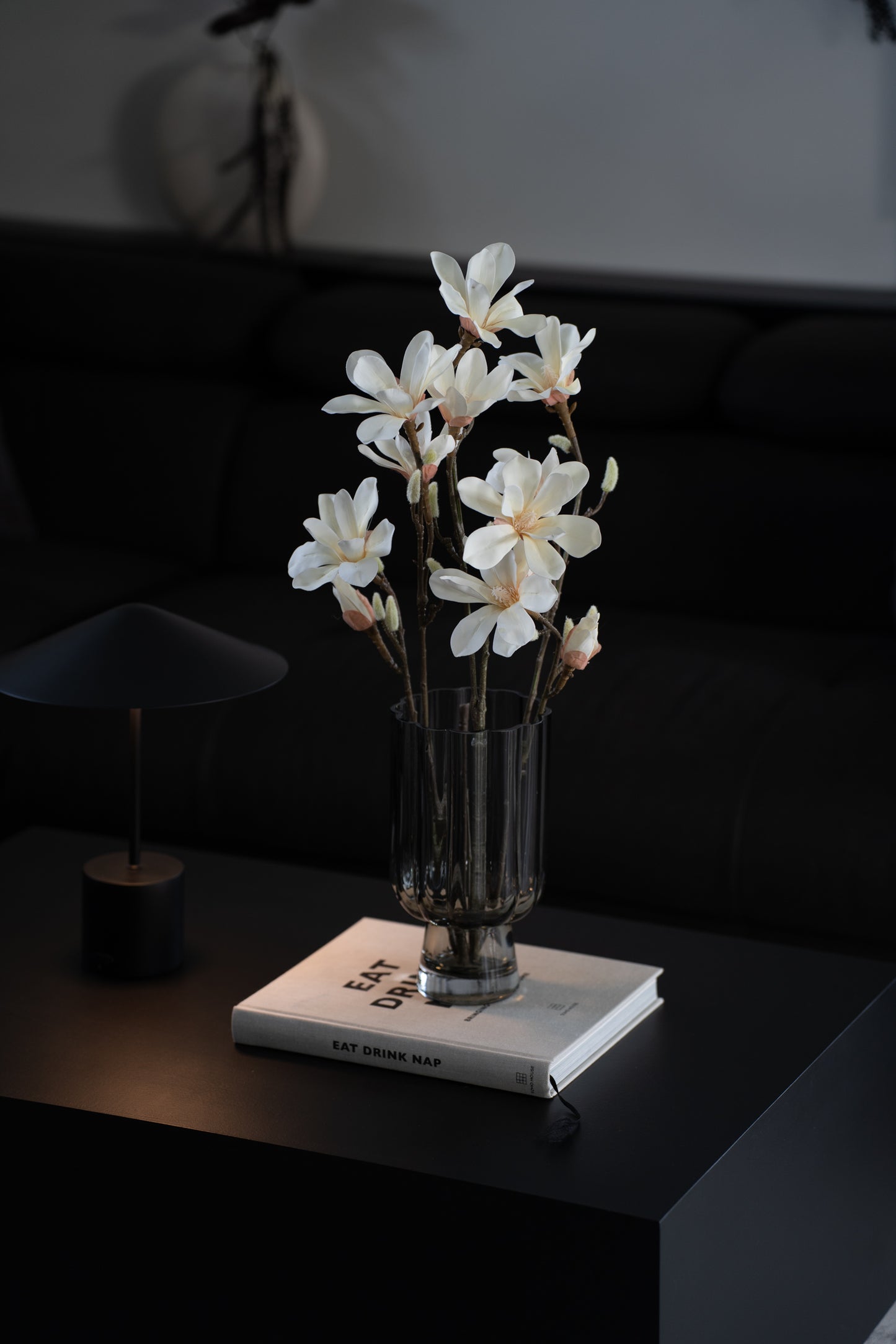 Künstlicher Magnolienzweig mit 3 Blüten - Dekobeispiel in Vase