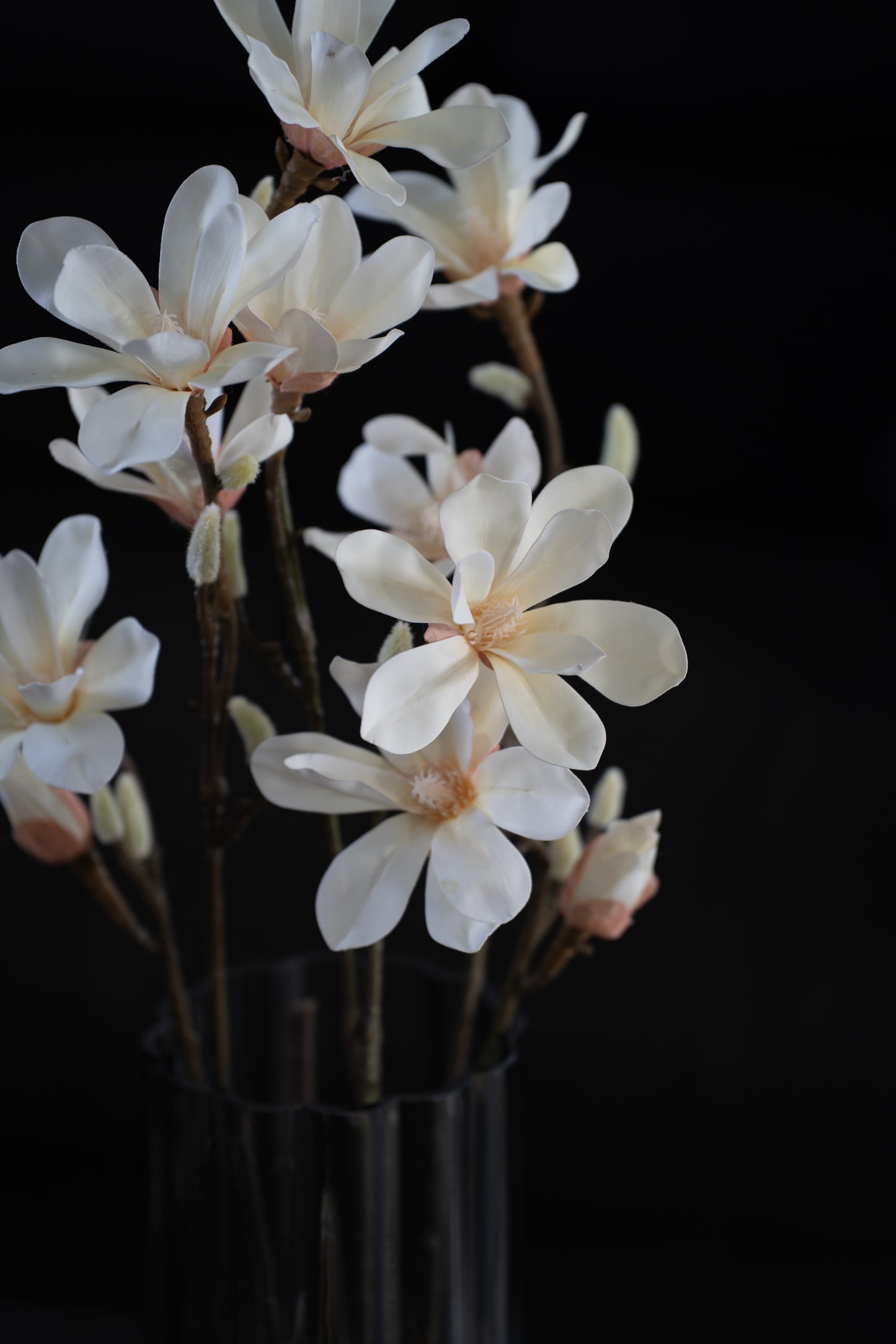 Künstlicher Magnolienzweig mit 3 Blüten - Dekobeispiel Nahaufnahme