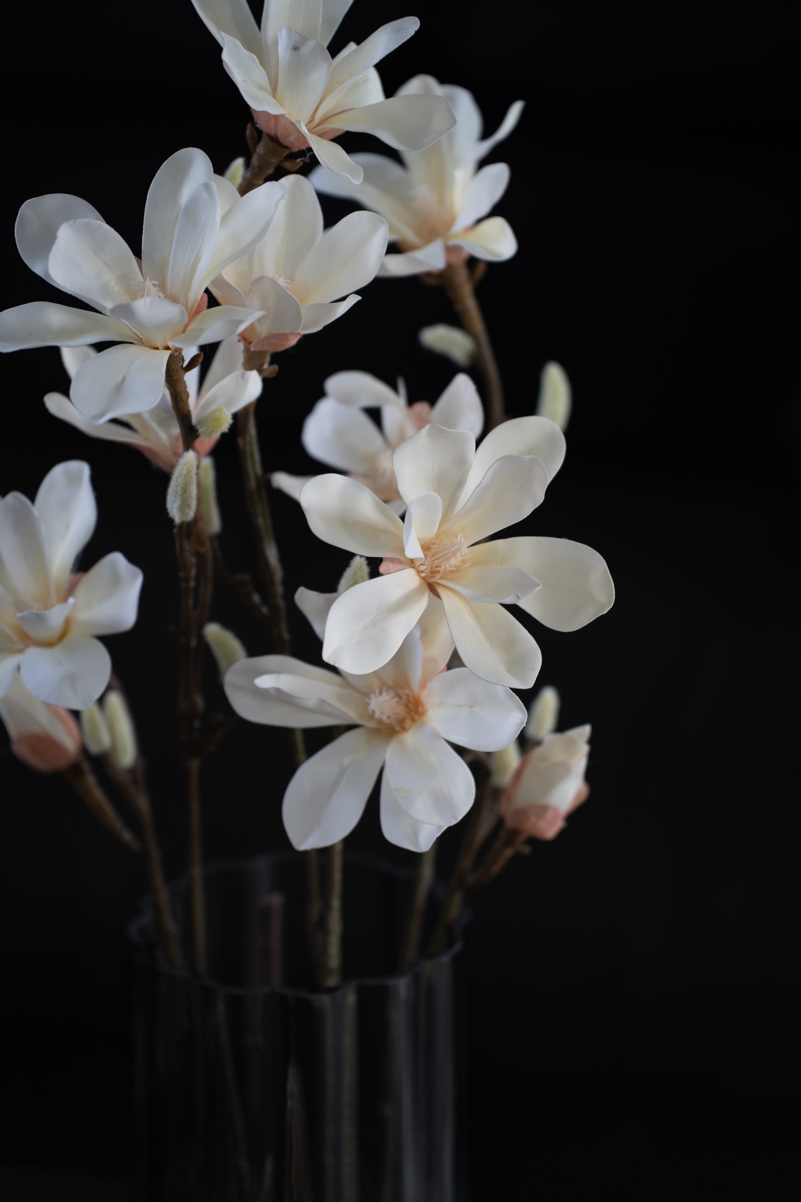 Künstlicher Magnolienzweig mit 3 Blüten - Dekobeispiel Nahaufnahme
