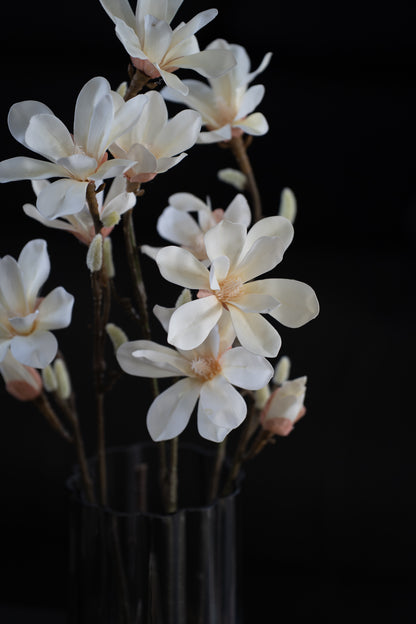 Künstlicher Magnolienzweig mit 3 Blüten - Dekobeispiel Nahaufnahme