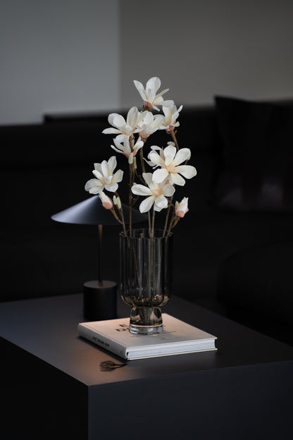 Künstlicher Magnolienzweig mit 3 Blüten - Dekobeispiel in Vase