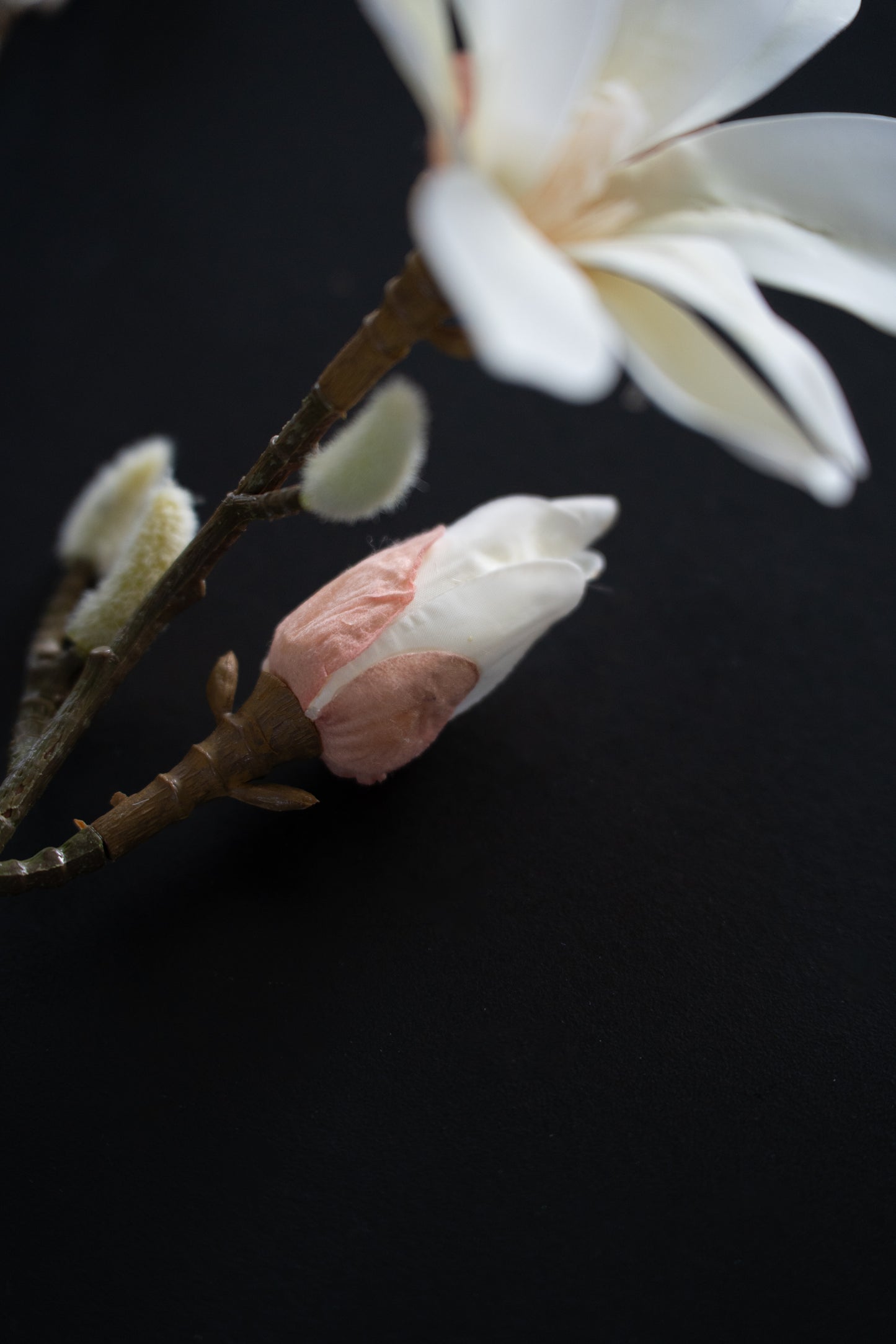 Künstlicher Magnolienzweig mit 3 Blüten - Detailaufnahme
