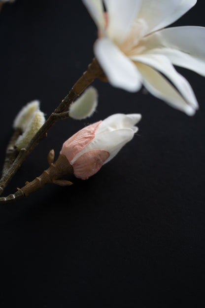 Künstlicher Magnolienzweig mit 3 Blüten - Detailaufnahme