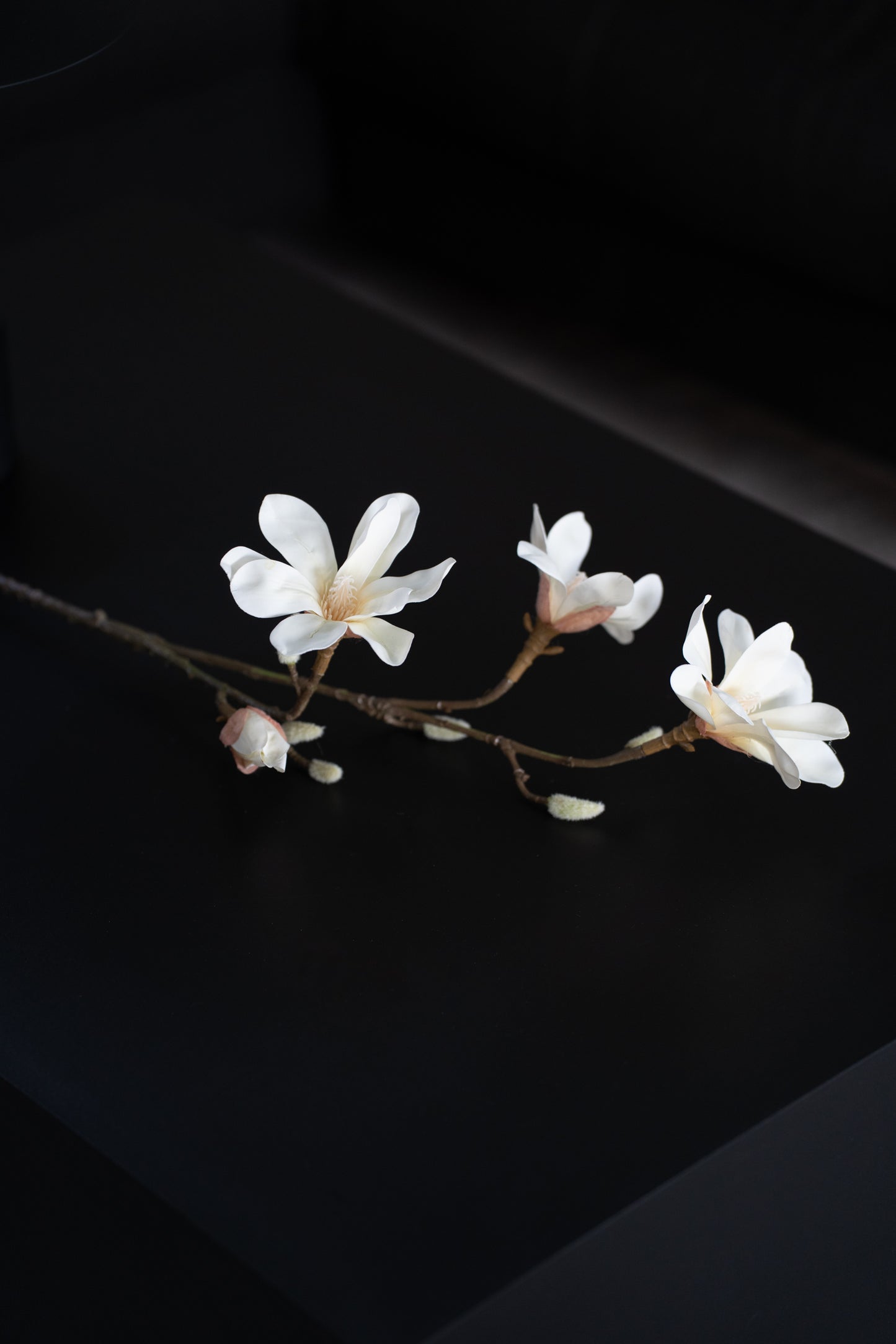 Künstlicher Magnolienzweig mit 3 Blüten - Dekobeispiel Wohnzimmer