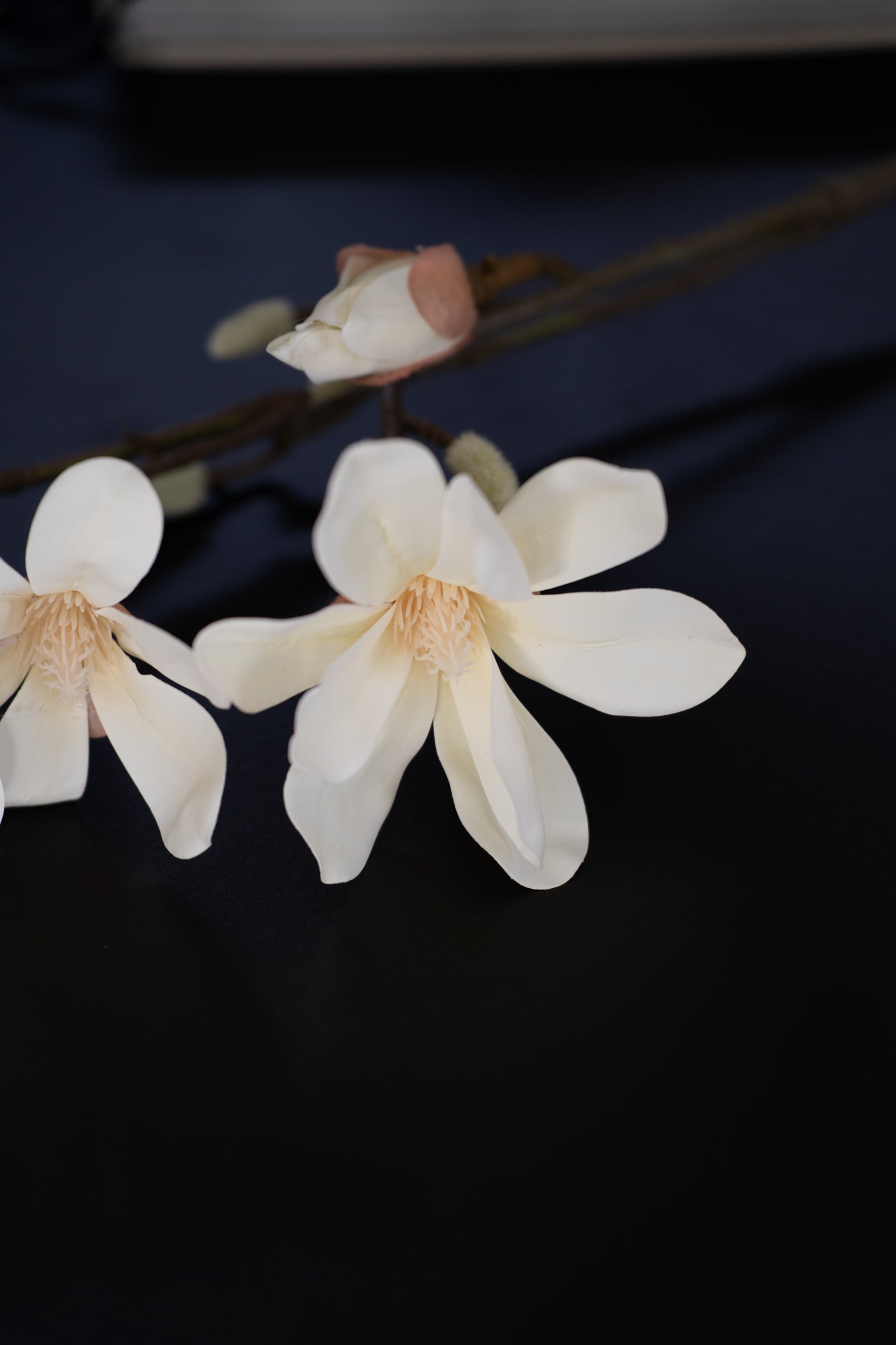 Künstlicher Magnolienzweig mit 3 Blüten - Detailaufnahme