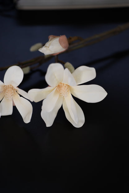 Künstlicher Magnolienzweig mit 3 Blüten - Detailaufnahme