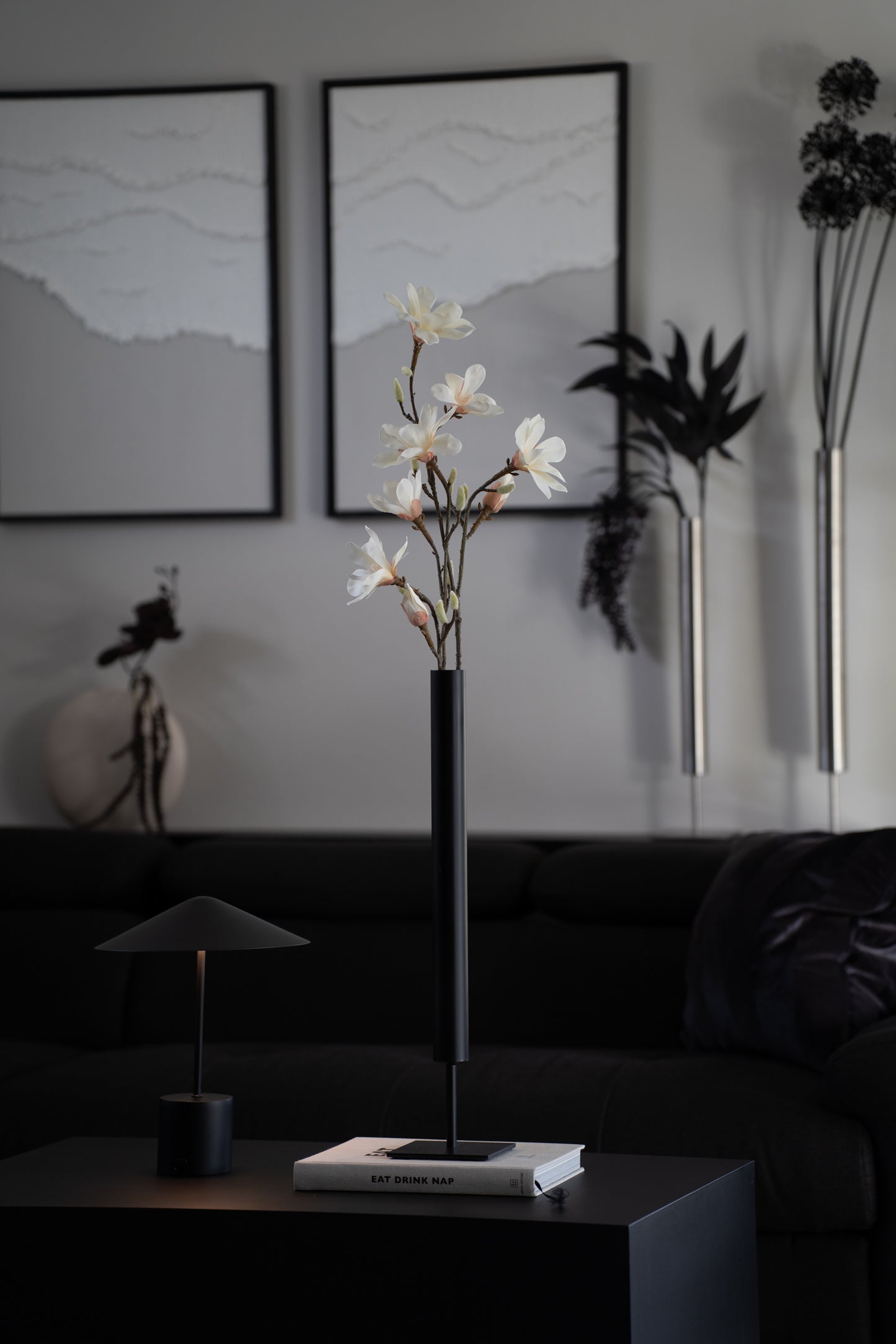 Künstlicher Magnolienzweig mit 3 Blüten - Dekobeispiel in Vase