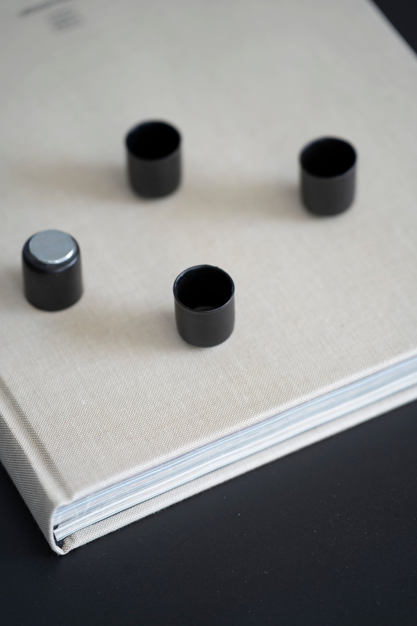 Magnetischer Kerzenhalter aus Metall in Schwarz für Stabkerzen - 4er Set