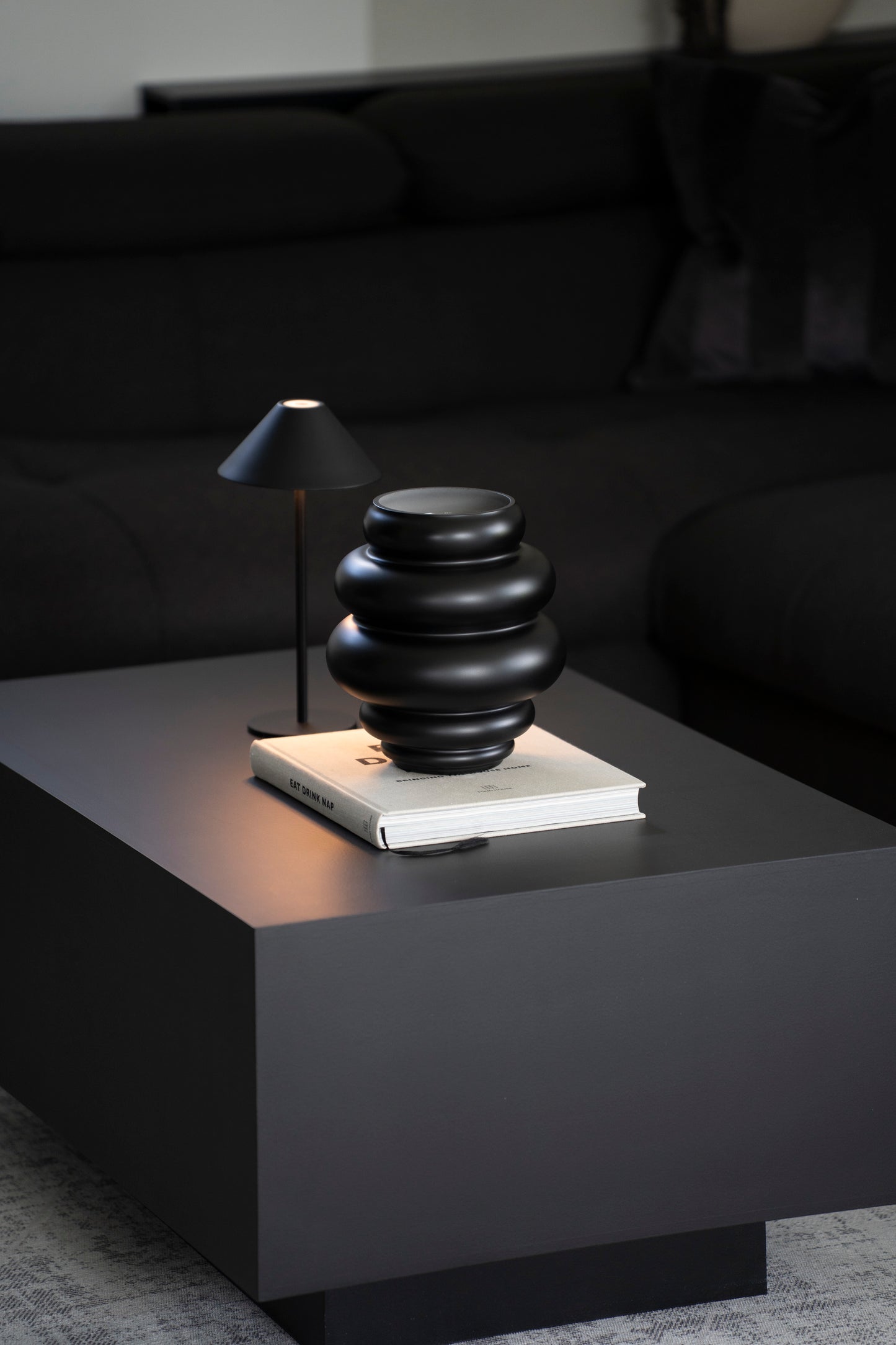Matte Glasvase „Juliette“ in Schwarz – Organische Form