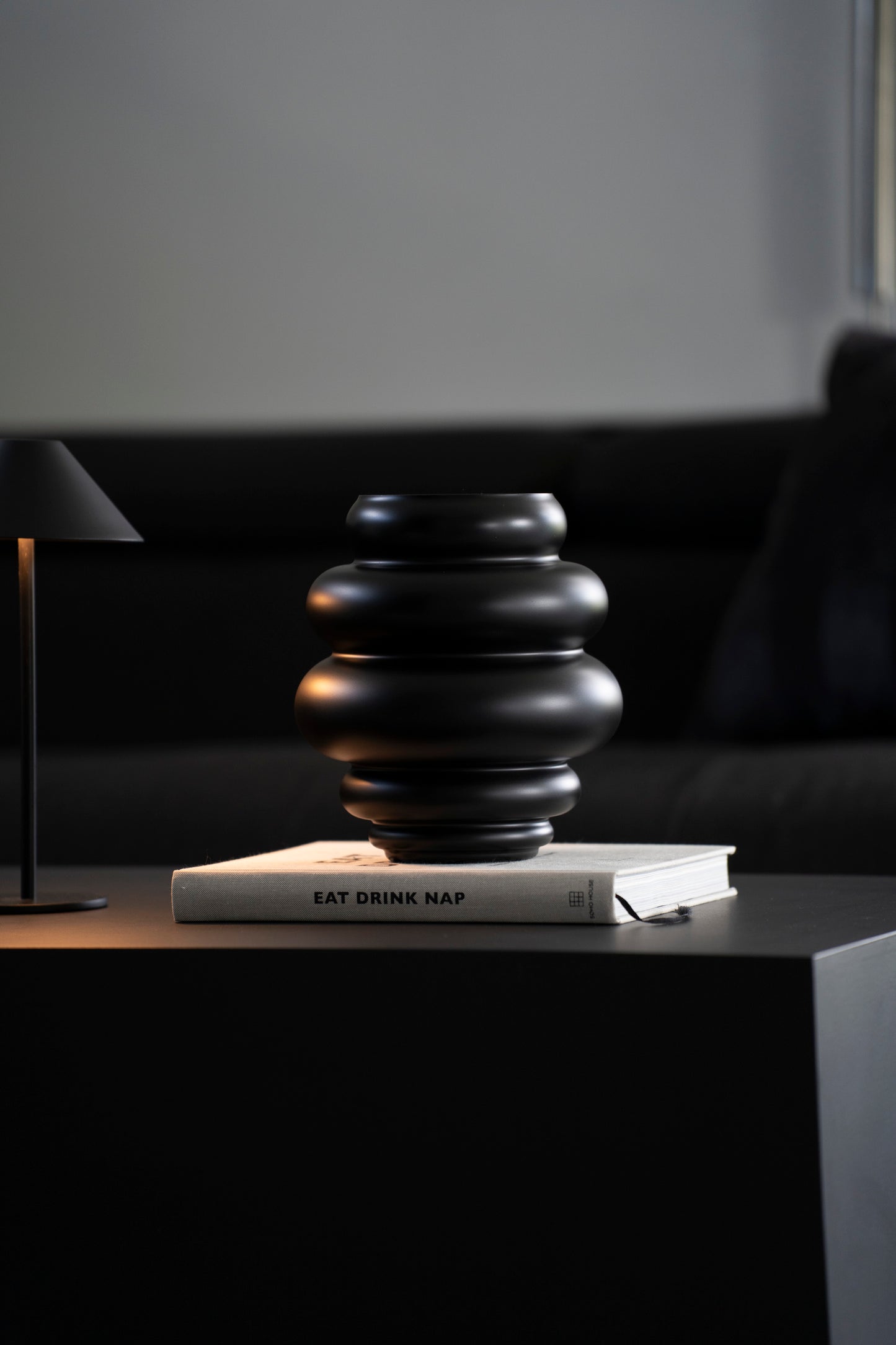 Matte Glasvase „Juliette“ in Schwarz – Organische Form
