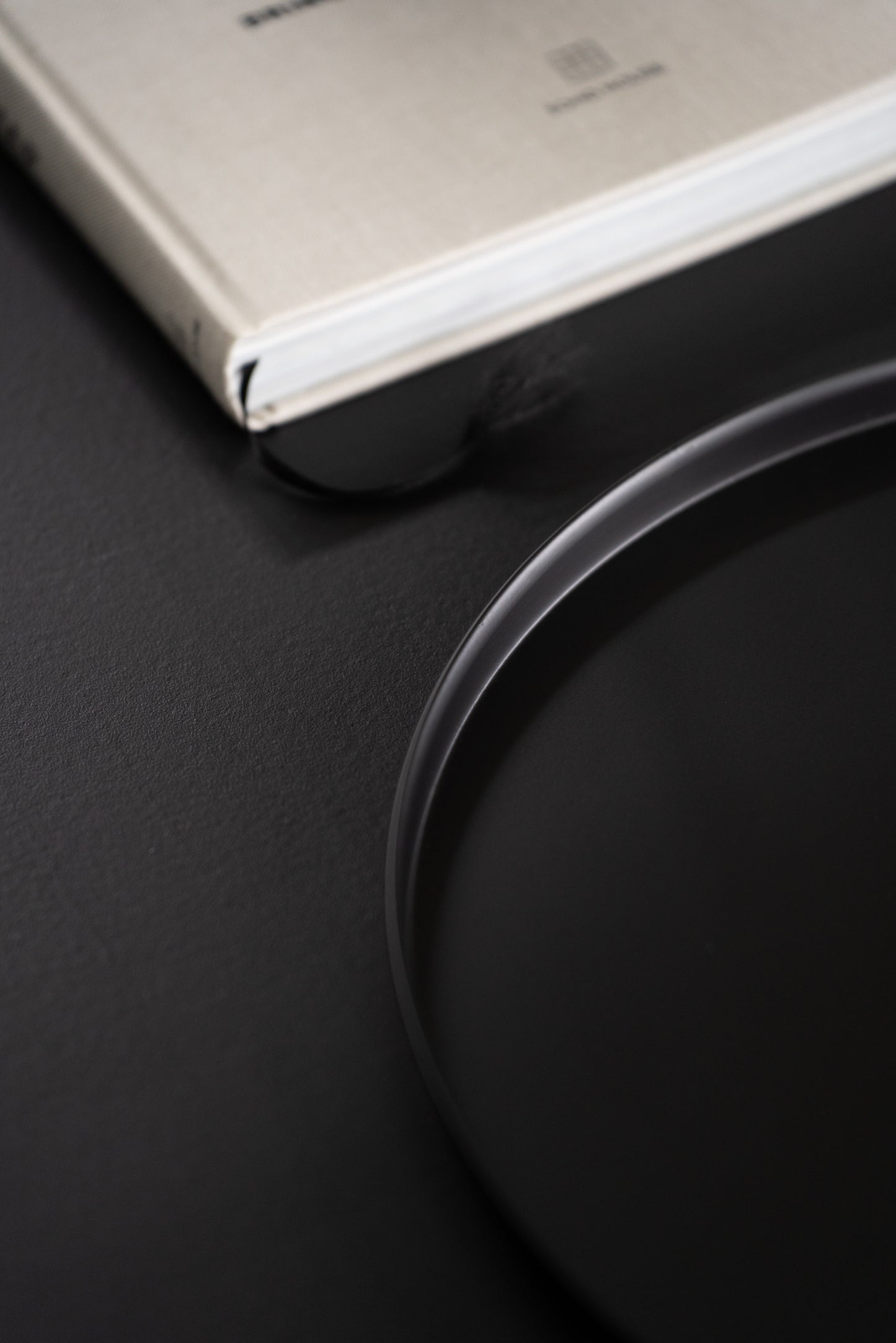 Metalltablett schwarz 35 cm – rundes Deko Tablett modern matt