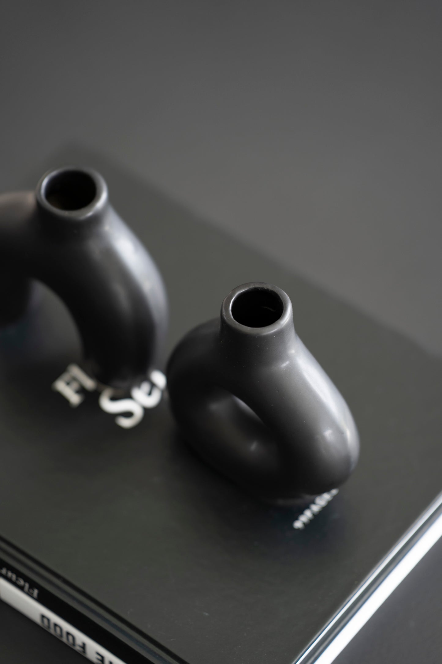 Mini Vasen schwarz Keramik – organische Deko Vasen modern klein 10cm 2er Set