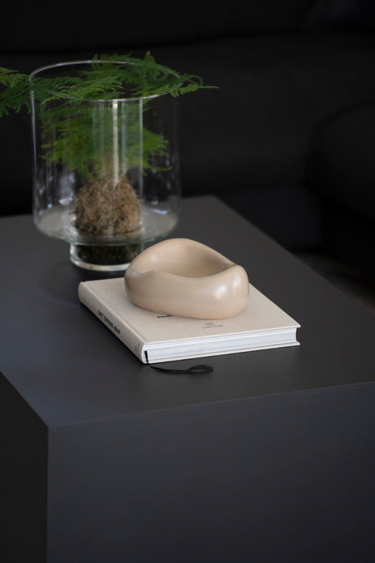 Moderne Deko-Schale aus Steinzeug in organischer Form
