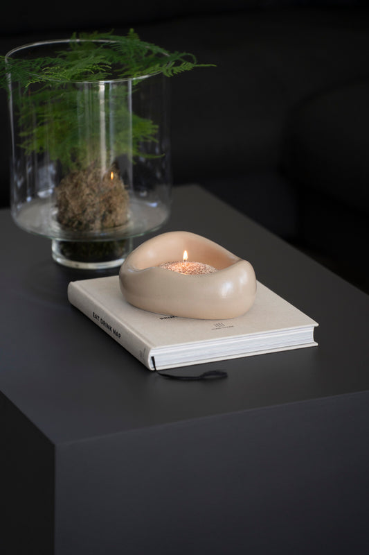 Moderne Deko-Schale aus Steinzeug in organischer Form