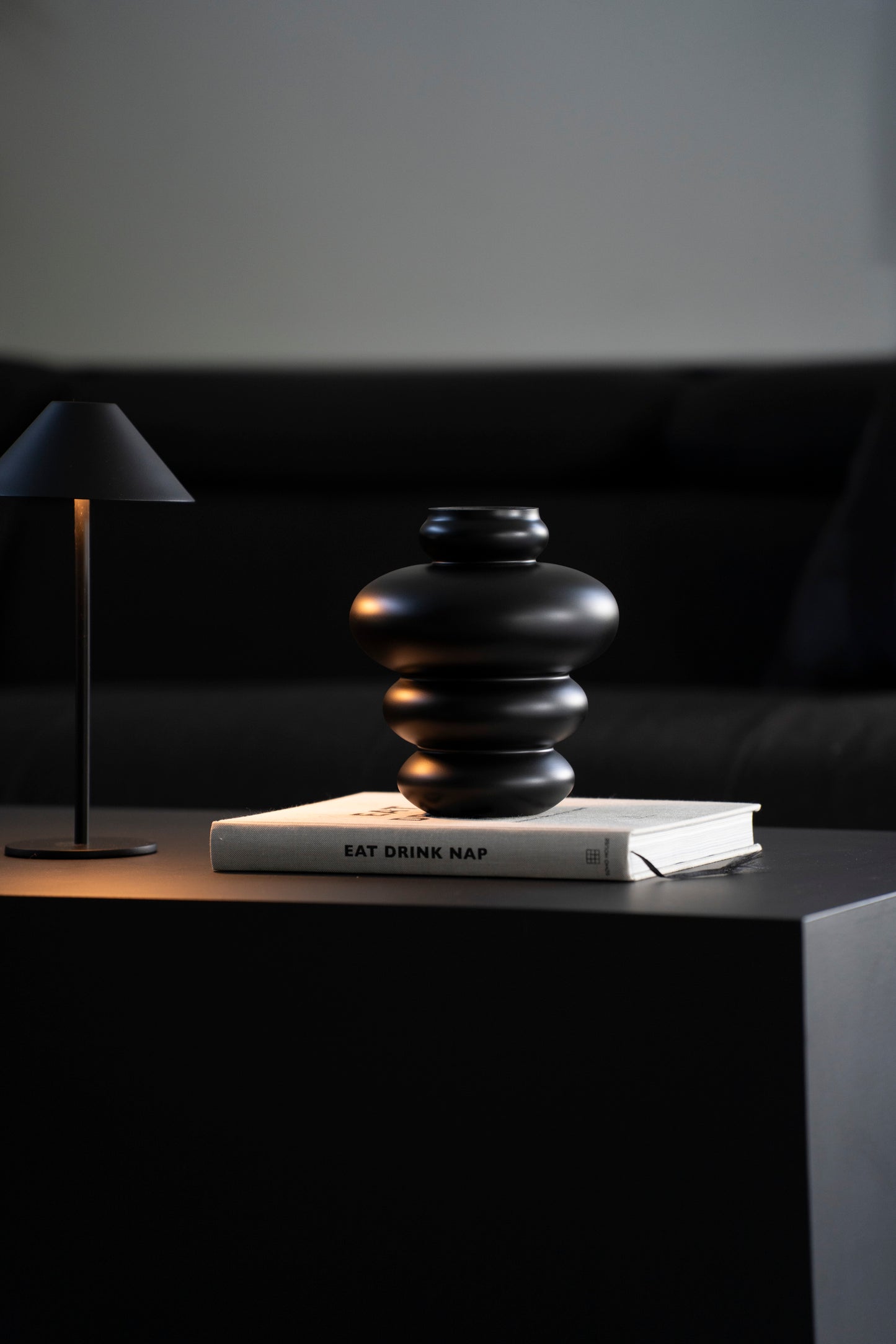 Moderne Glasvase „Julie“ in Schwarz – Organisches Design