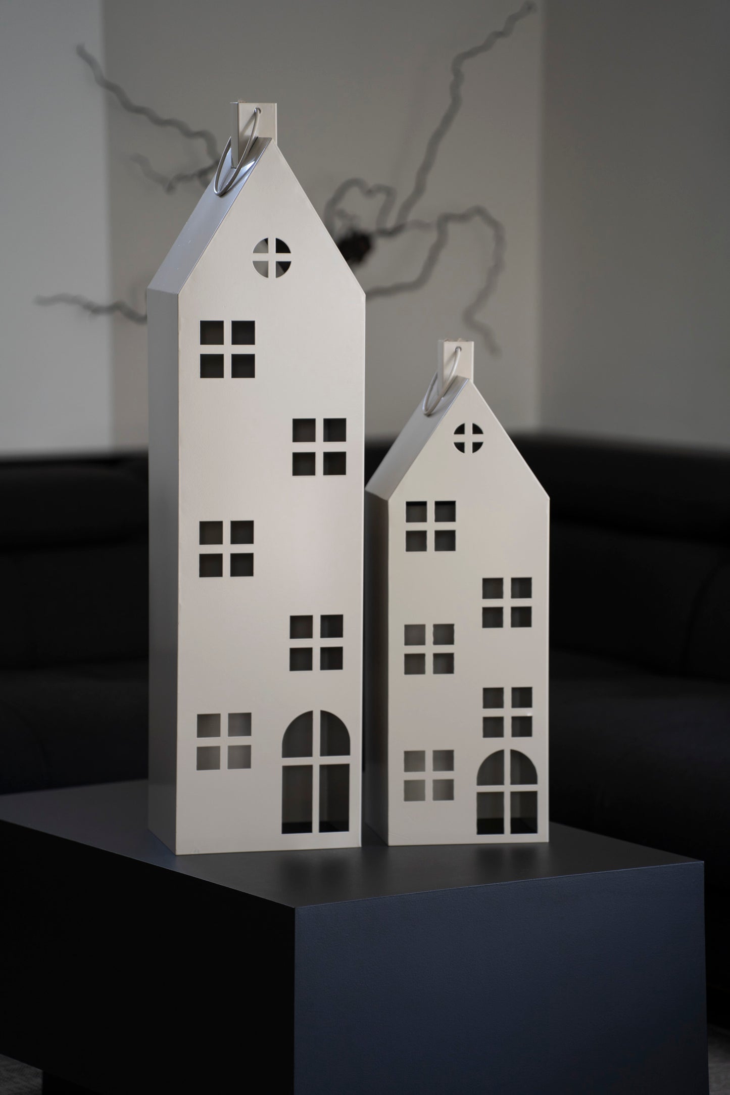 Modernes Laternen-Set in Hausform aus Metall